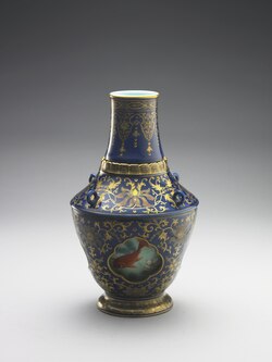 Revolving vase with goldfish design on cobalt blue glaze with gilt tracing, Qing dynasty, Qianlong period (1736–1795). National Palace Museum.