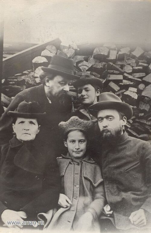 File:Семейство Циолковских.jpg