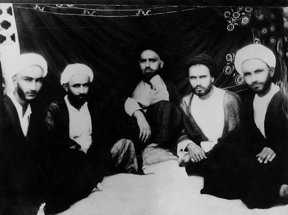 File:خمینی و همدرسان.JPG