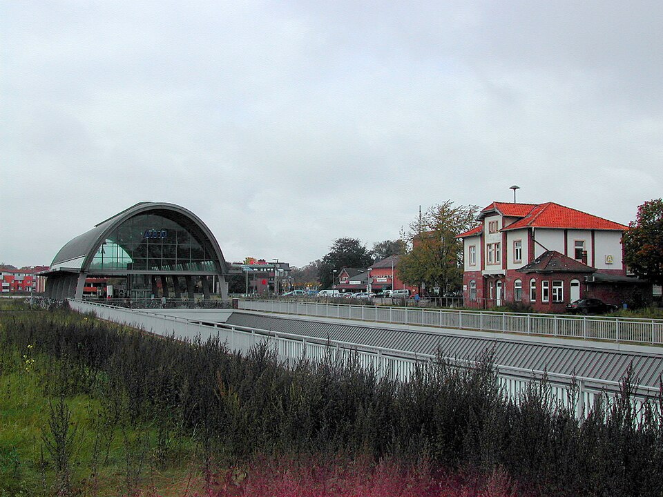 File:Bahnhof alt und neu Kaltenkirchen.jpg