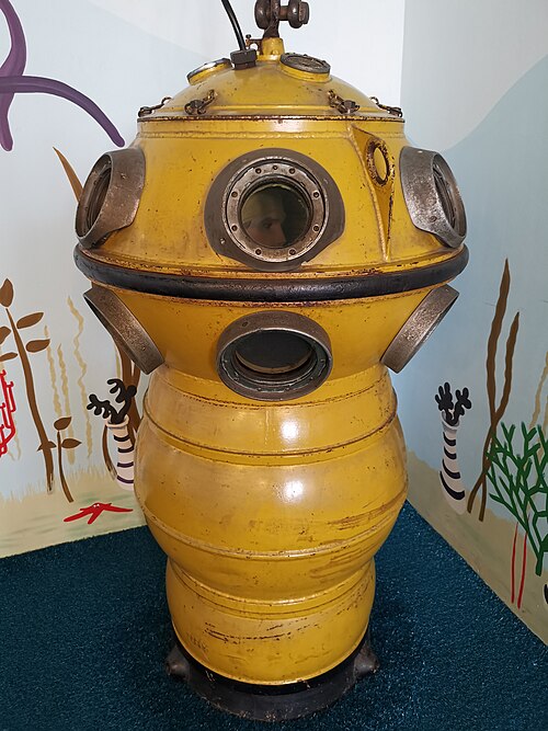 File:Bathysphere in museum Windstärke 10 (Cuxhaven).jpg