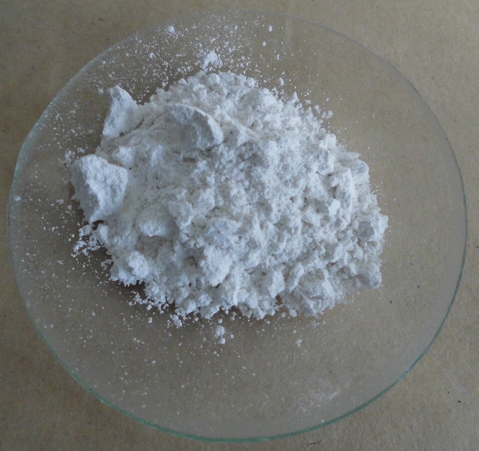 File:Calcium oxide powder.JPG