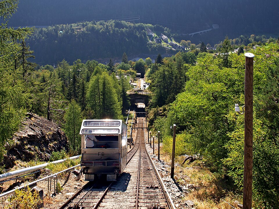 File:Finhaut funiculaire Châtelard-Château d'Eau wagon-ballast 1.jpg