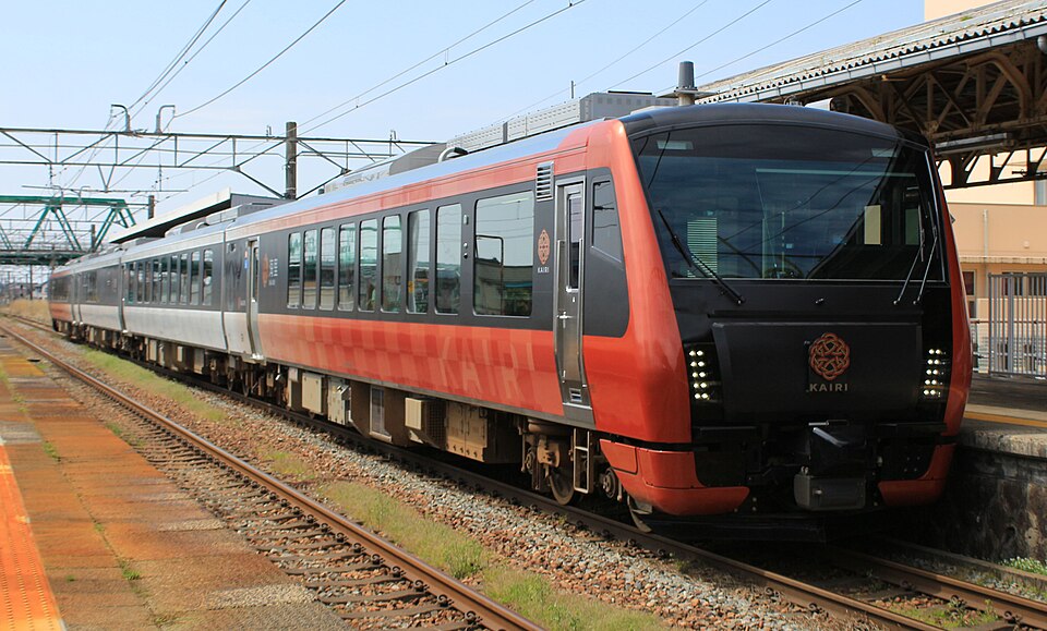 File:JR East HB-E300-KAIRI Shibata 20200404.jpg