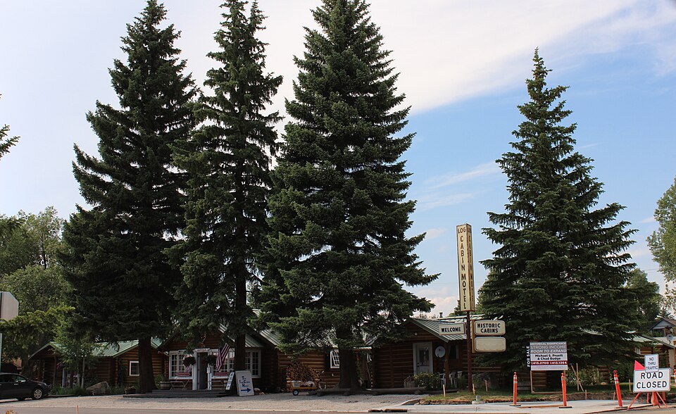 File:LogCabinMotelPinedaleWY.JPG