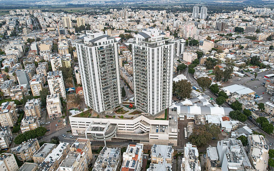 File:Market Towers Petah Tikva 01.jpg