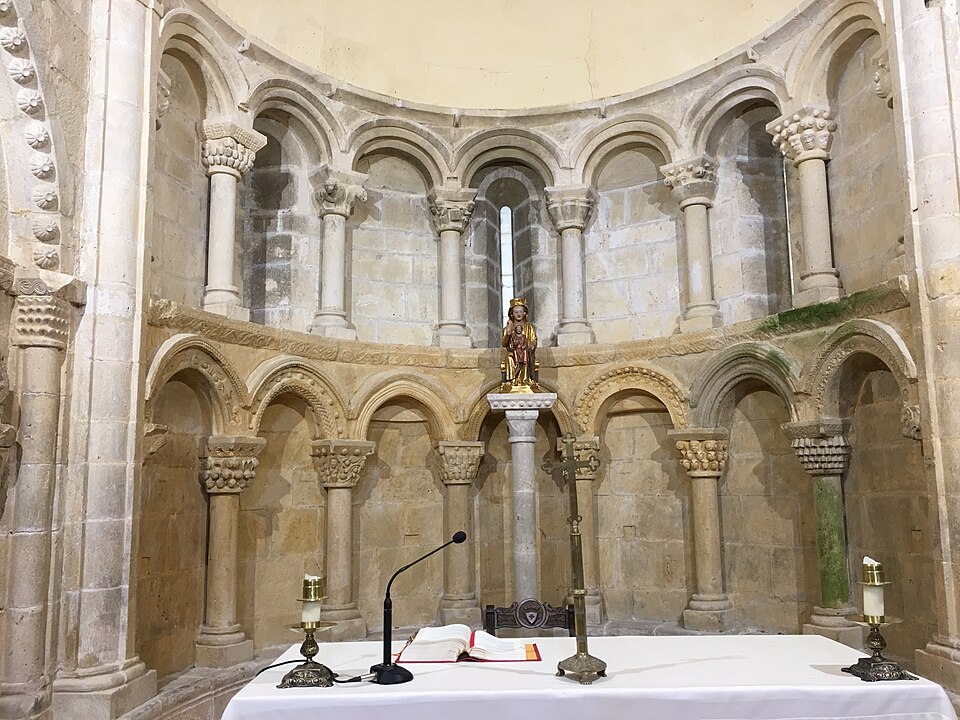 File:Santa Maria de Siones - Abside.jpg