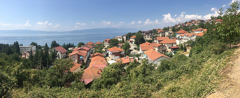 File:Панорама на Долно Коњско.jpg