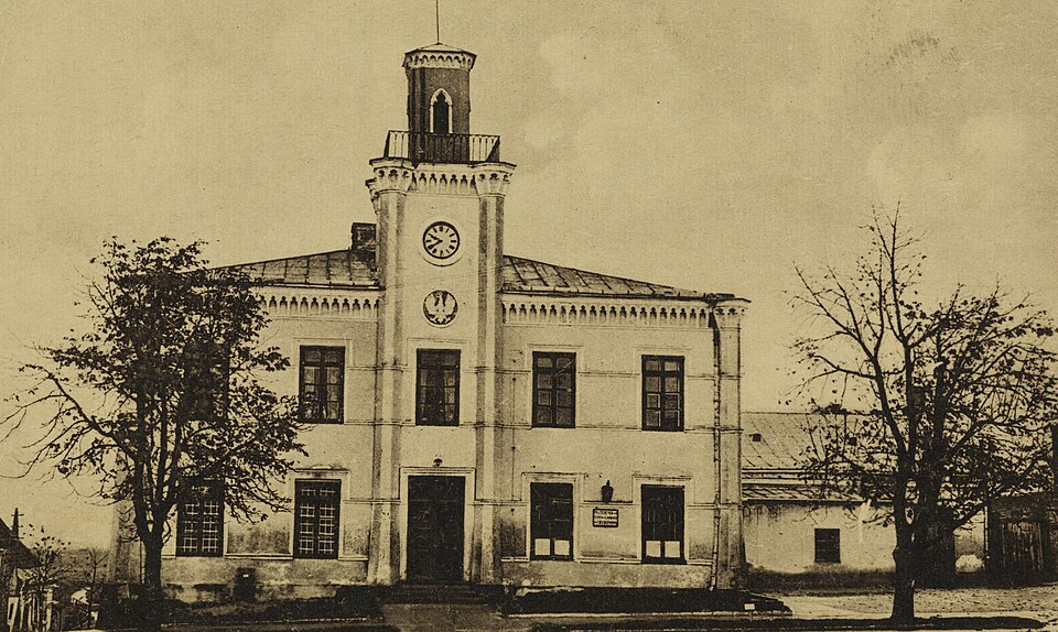 File:Ciechanow - ratusz (69693763) (cropped).jpg