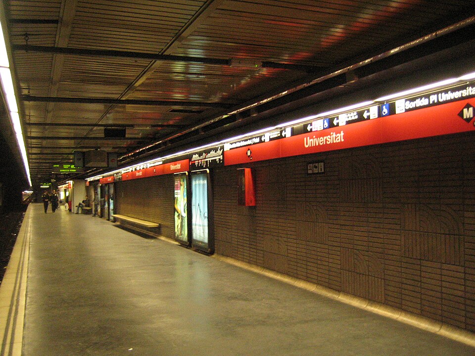 File:Metro Barcelona station Universitat L1.JPG