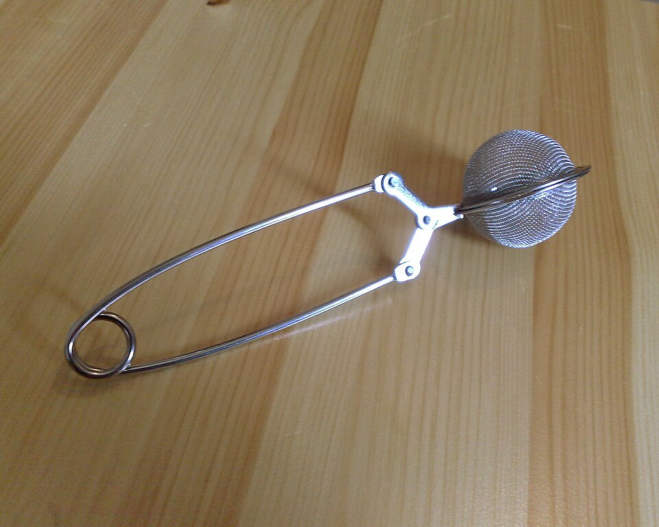 File:Snap ball tea strainer.jpg
