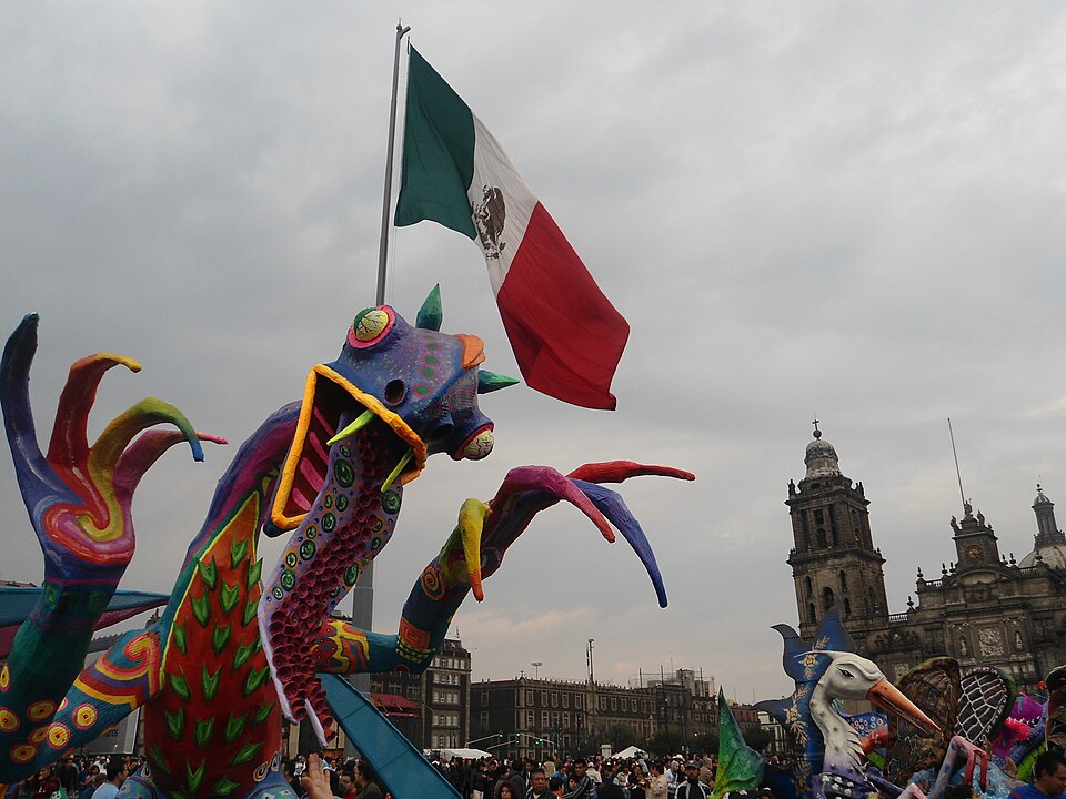 File:Alebrijes en la CDMX.jpg