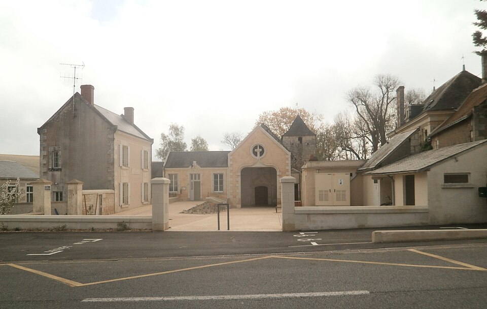 File:Brizay mairie - église.jpg