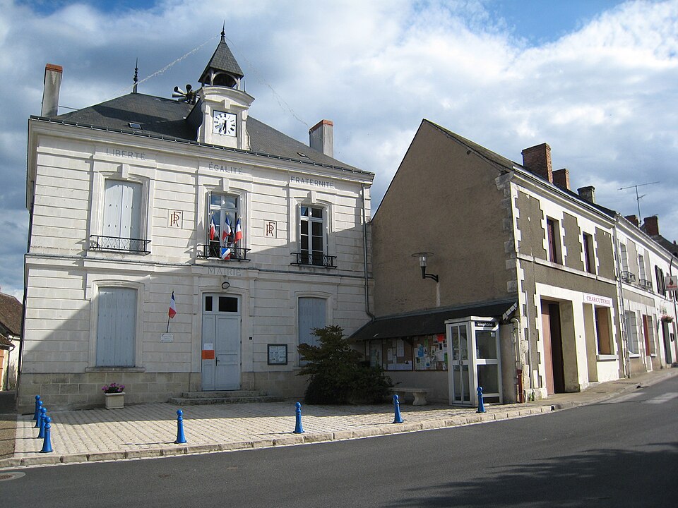 File:Charnizay-hotel-de-ville.jpg