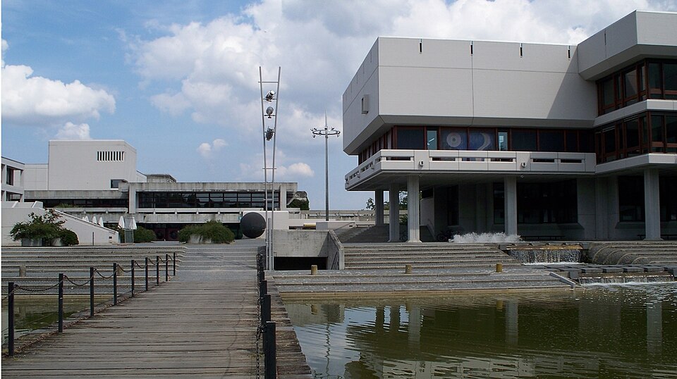 File:Forum der Universität Regensburg.jpg