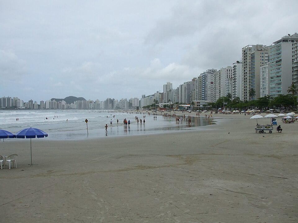 File:Praia Pitangueiras Guaruja-SP.JPG