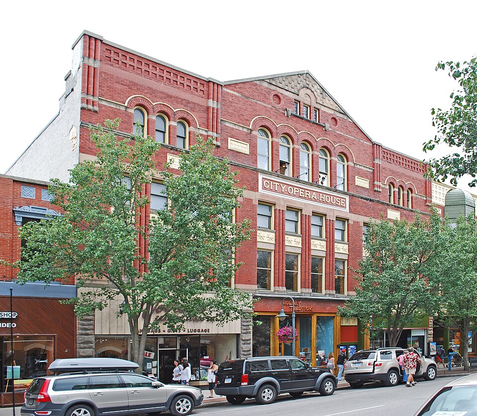 File:CityOperaHouseTraverseCityMI.JPG
