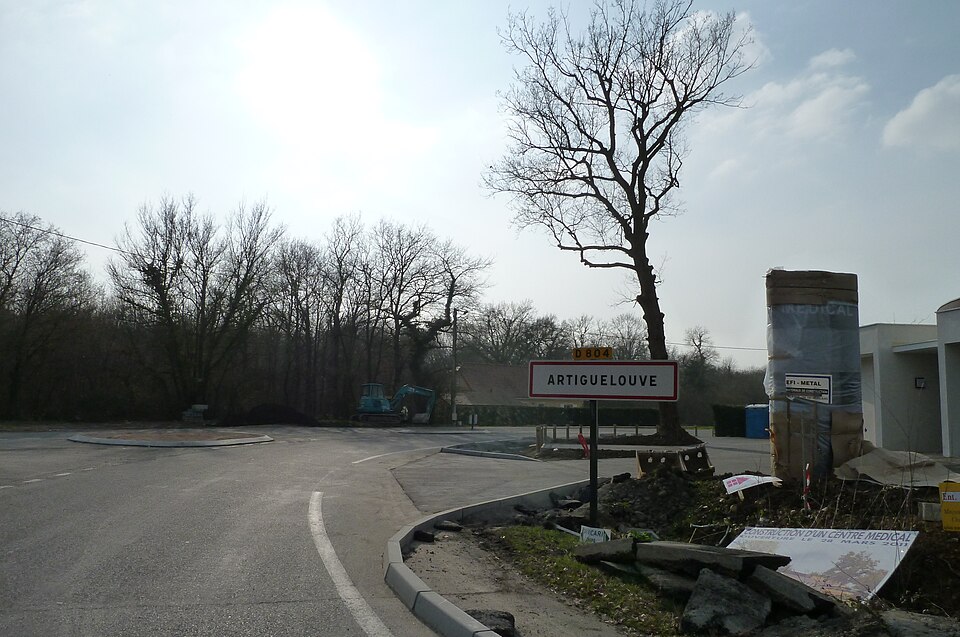 File:Entrée dans Artiguelouve.JPG