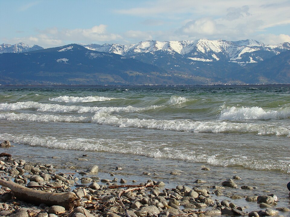 File:Foehnwind am Bodensee.jpg