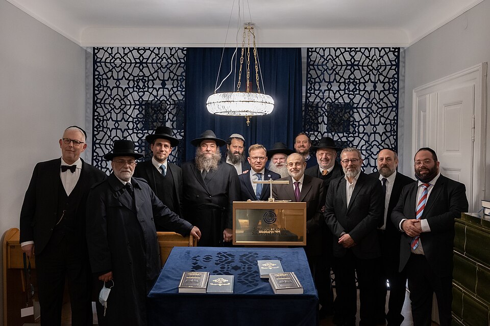File:Hachnassat Sefer Thora.jpg