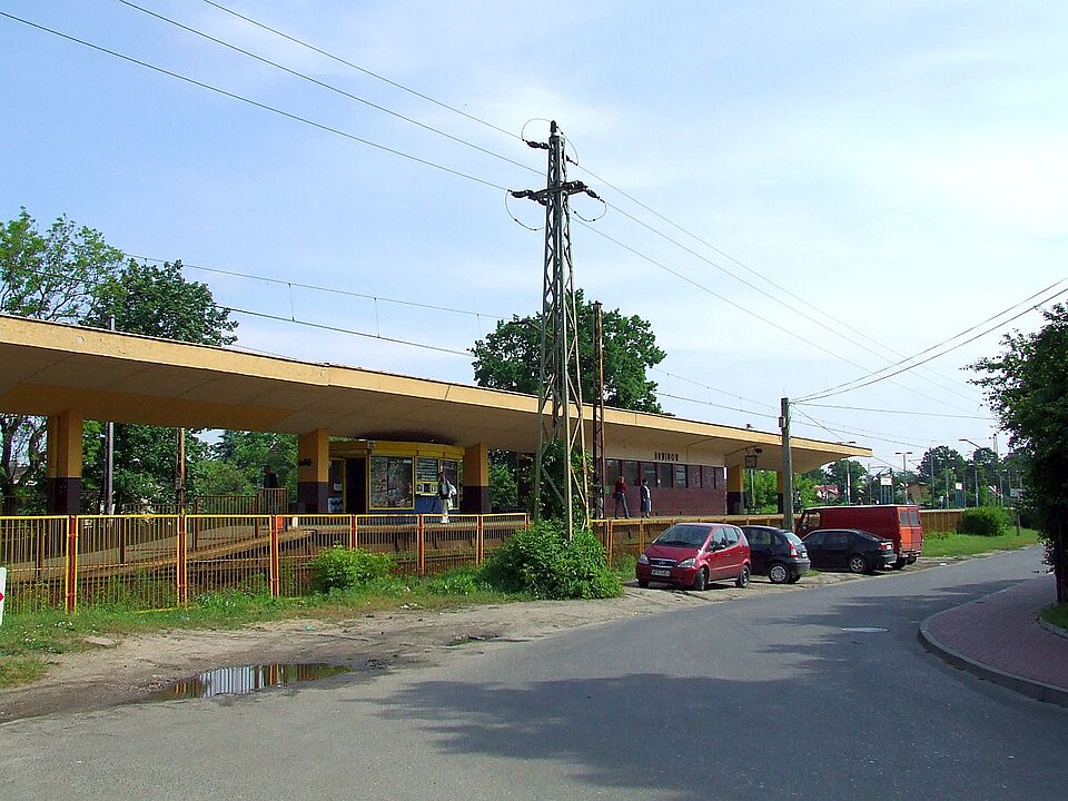 File:POL Brwinów PKP.jpg