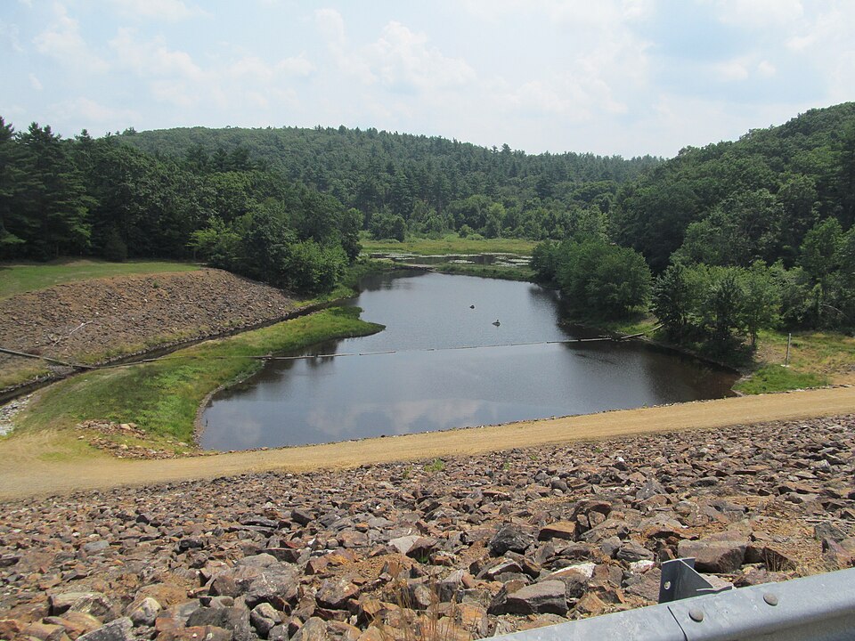 File:Conant Brook Dam, Monson MA.jpg
