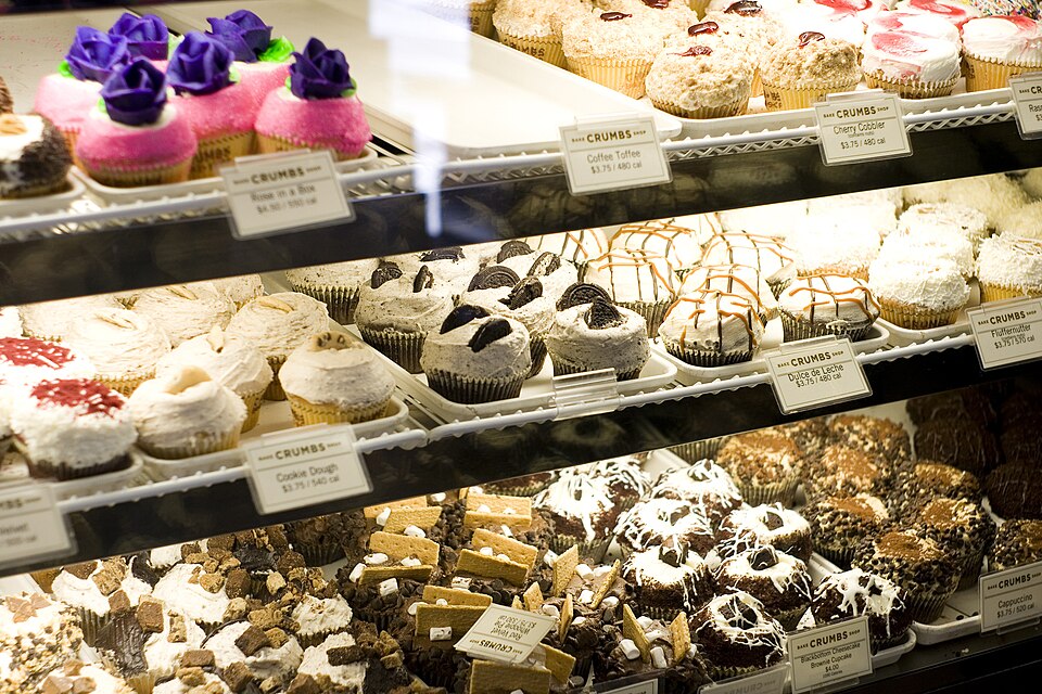 File:Crumbs-Bake-Shop-Cupcake-Display.jpg