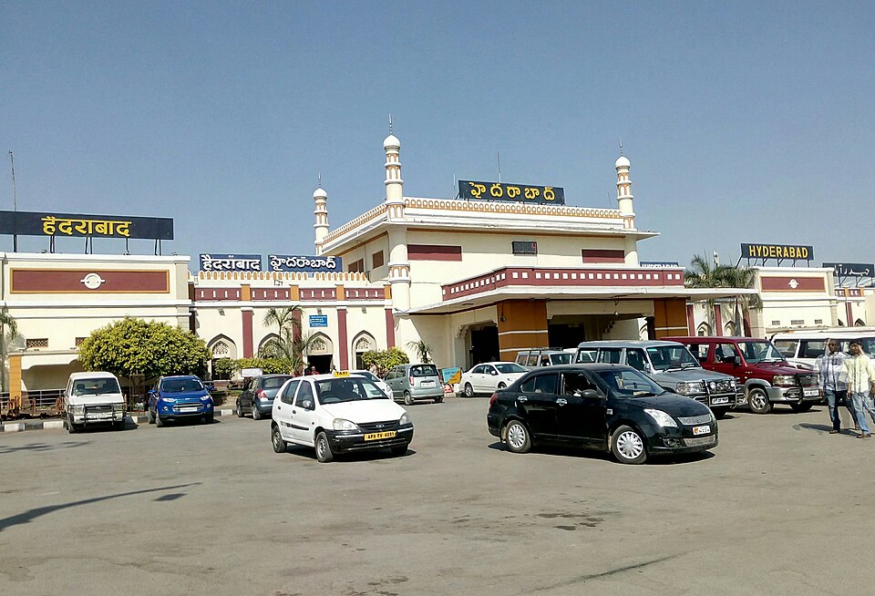 File:Hyb railway station building.jpg