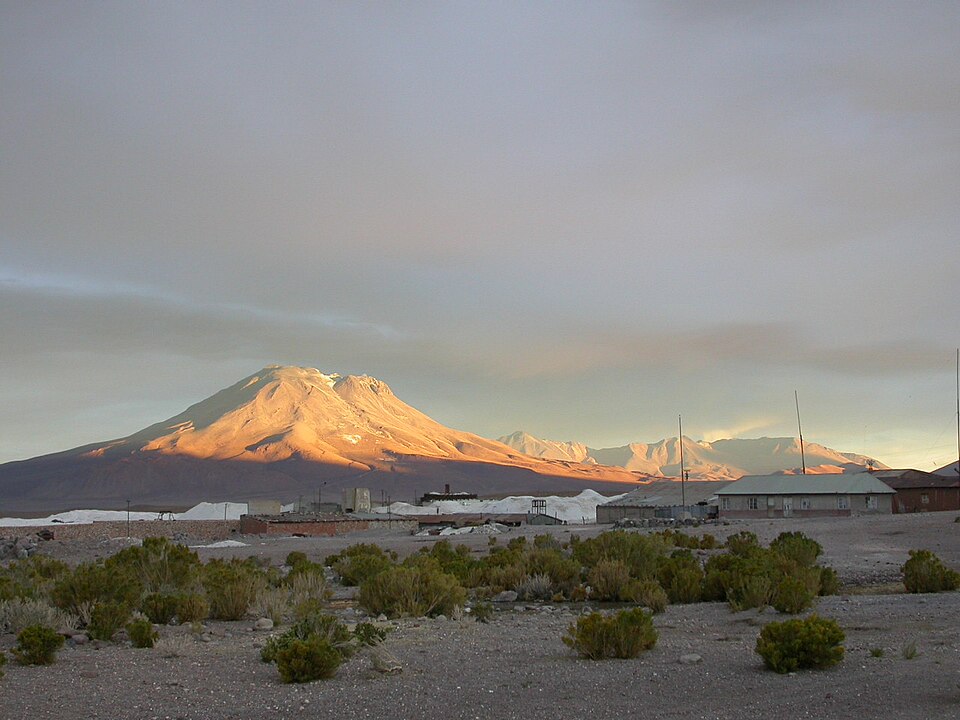 File:Ollague Volcano from Chile.jpg