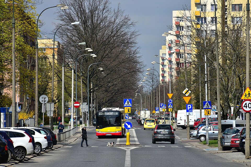 File:Ulica Międzynarodowa w Warszawie 2019.jpg