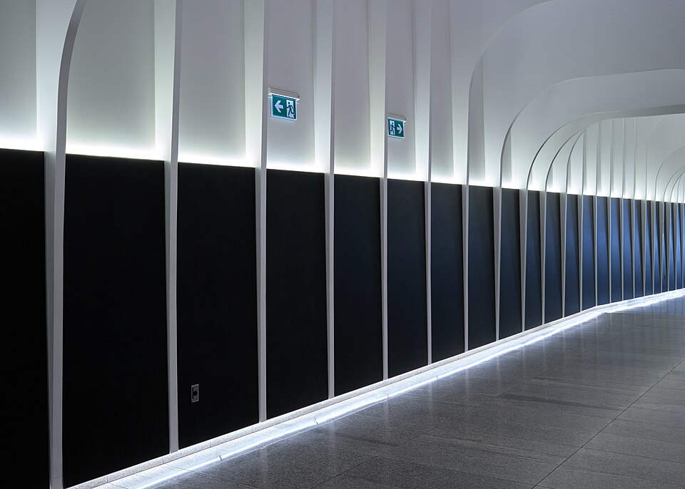 File:33 Bloor East, Entrance (2025)-L1007263.jpg