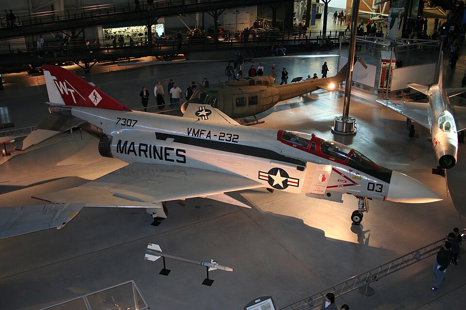 File:F4-S 157307 Dulles.JPG
