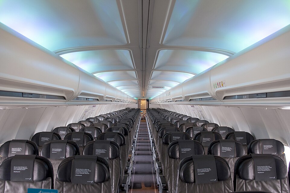 File:Hekla Aurora cabin 757.jpg