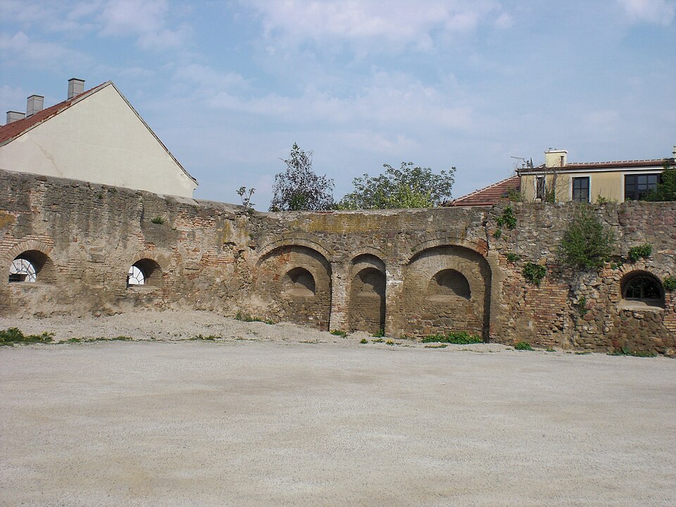File:Mauerreste Stadtburg Groß-Enzersdorf 20110424.jpg