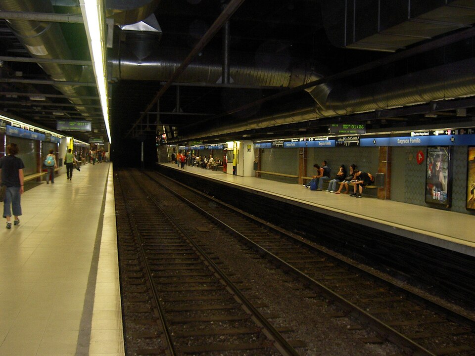 File:Metrosagradafamilial5.jpg