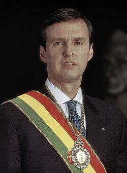 Jorge Quiroga in a studio portrait, invested with the symbols of command. Behind is a bust of Simón Bolívar.