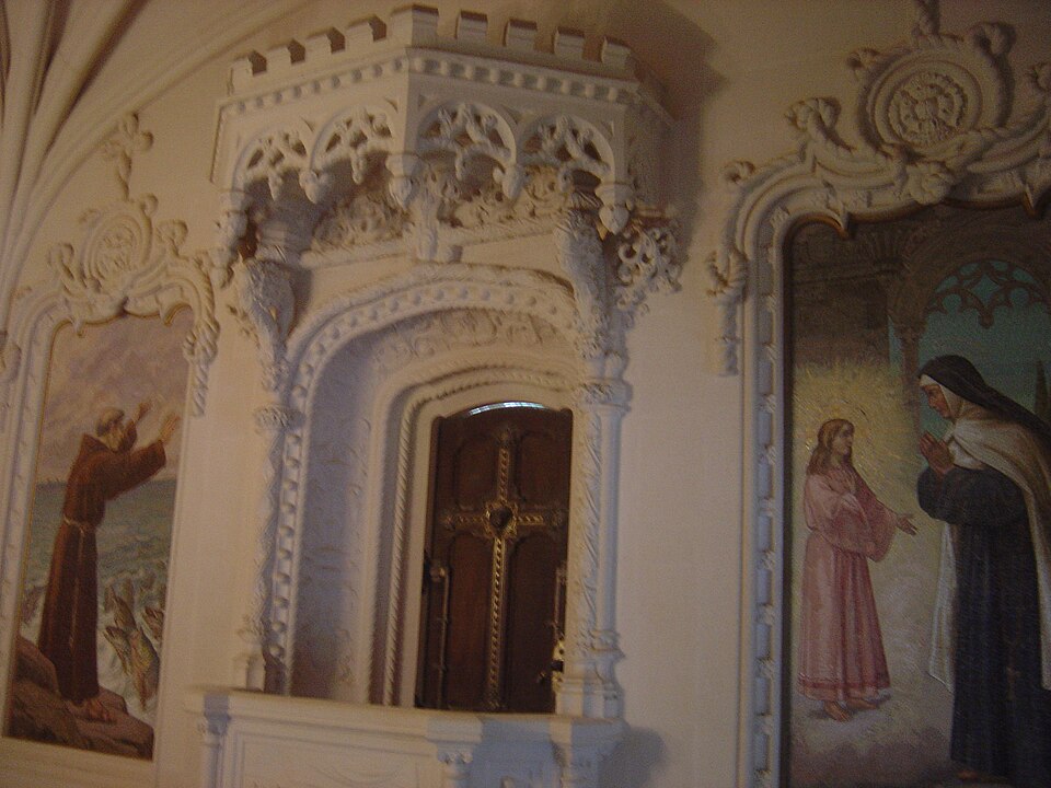 File:QR chapel interior 3.JPG