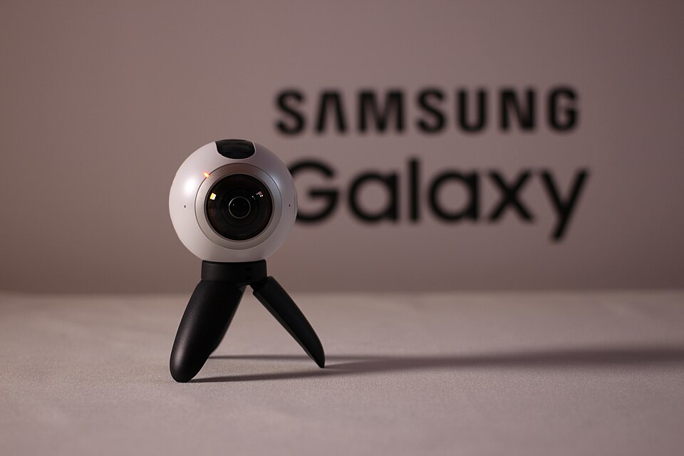 File:Samsung Gear 360 camera (26666601836).jpg