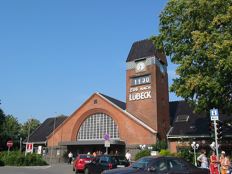 File:Travemünde Railway Station.jpg