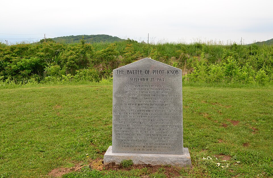 File:Ft Davidson memorial monument-20140524-094.jpg