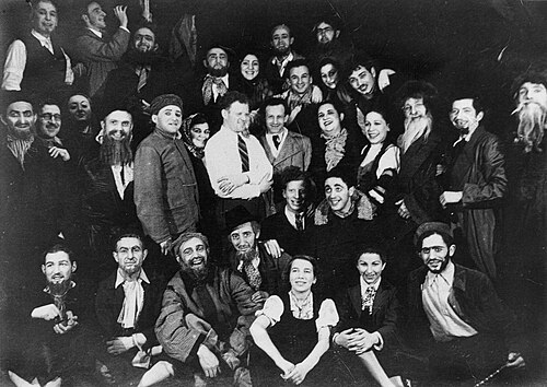 The first cast of the Yiddish theatre troupe Idisher Folks Teater in 1938.