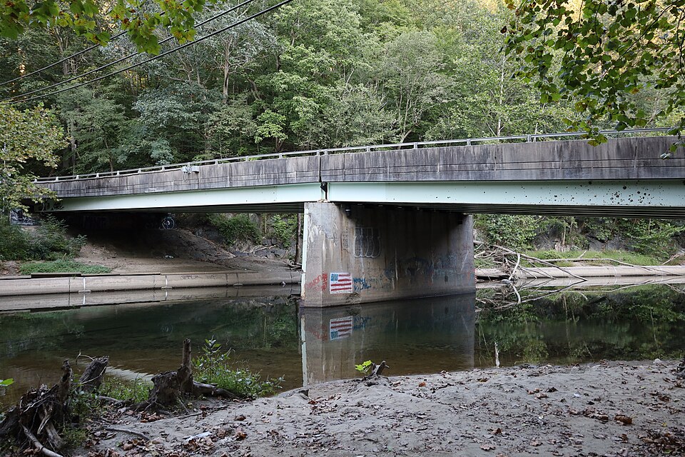 File:Ilchester Road Bridge 2020.jpg