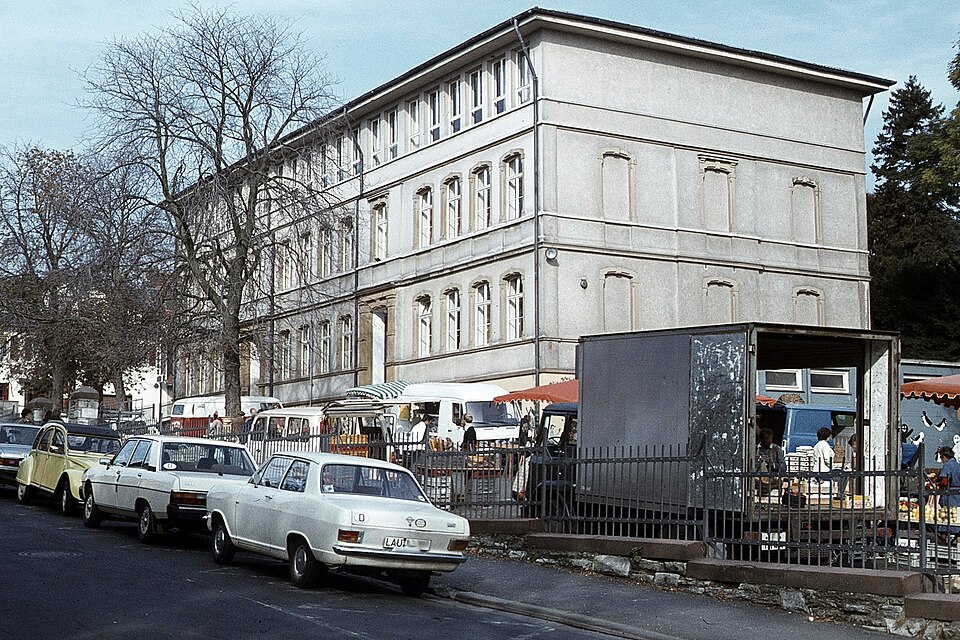 File:Volksschule Kronberg im Taunus.jpg
