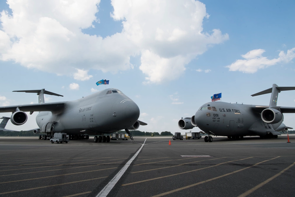 File:436th Airlift Wing C-5M & C-17.png