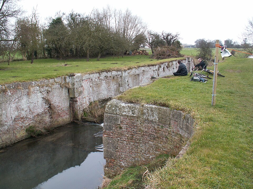 File:Alvingham lock.JPG