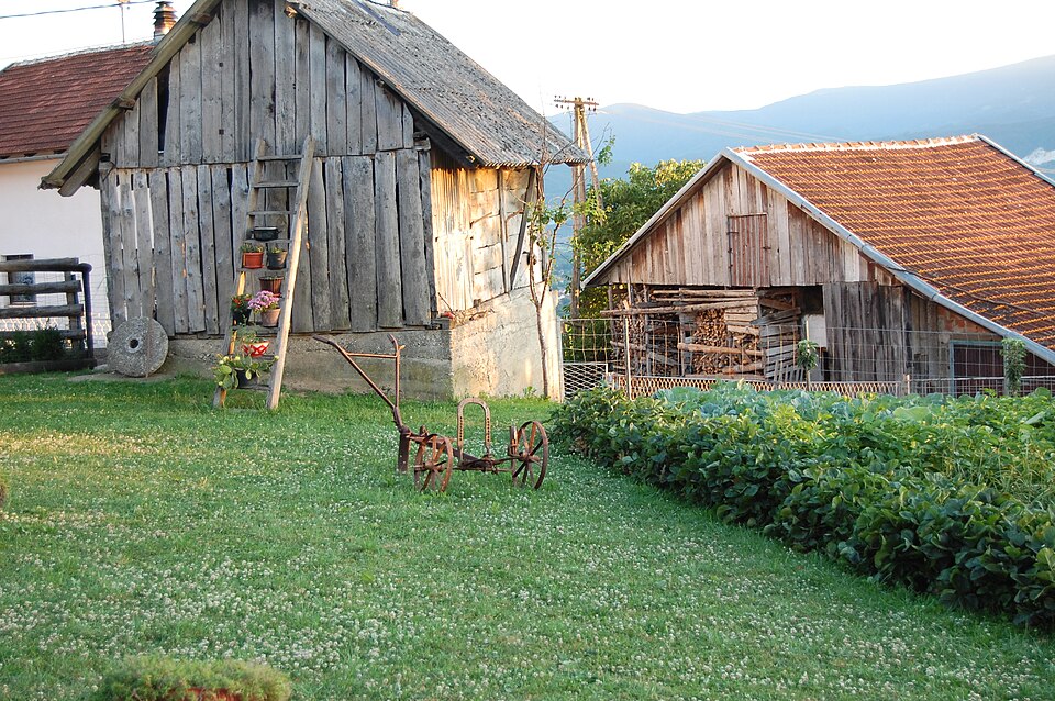File:Garten in Bergdörfern von Bugojno.JPG