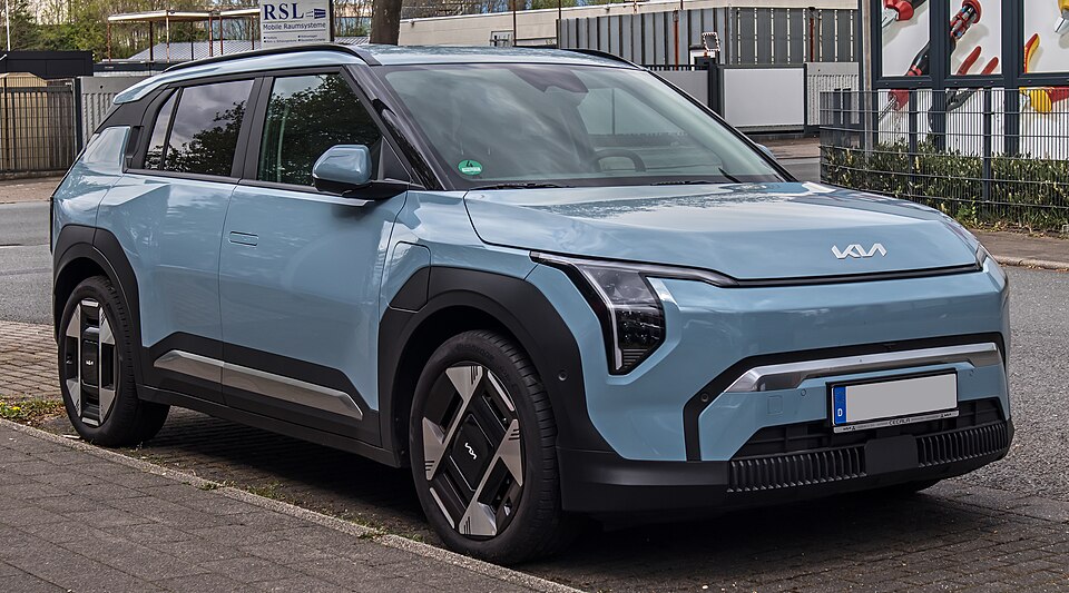 File:Kia EV3 Earth – f 21042025.jpg