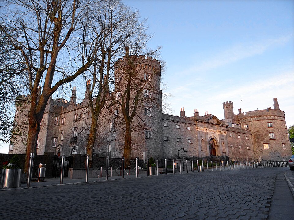 File:Kilkenny Castle in April.jpg