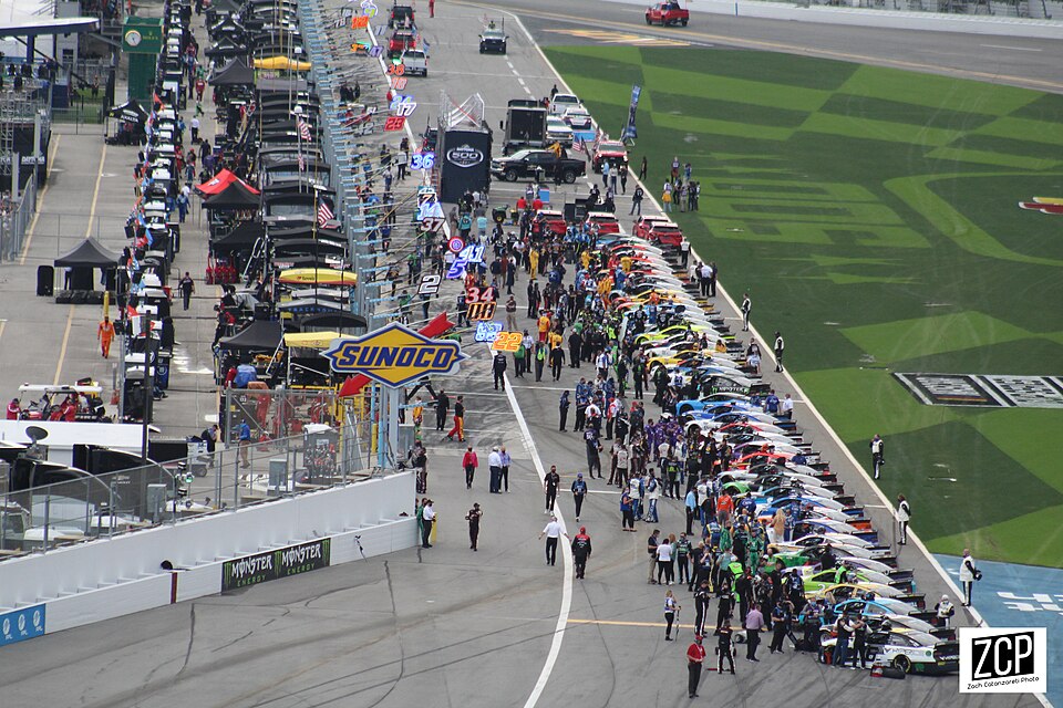 File:Pre-race pit road (50949561878).jpg