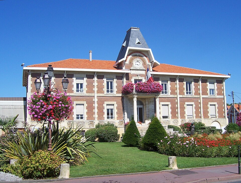 File:Soulac-sur-Mer Mairie 2009-09-08.jpg